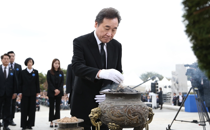 Le Premier ministre Lee Nak-yon rend hommage le vendredi 19 avril 2019 au cimetière national du 19-Avril à Séoul.